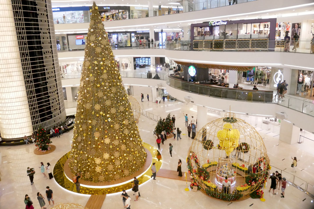 Instalasi pohon raksasa dan ornamen Natal tampak di atrium mal Senayan City, Jakarta, Selasa, 14 Desember 2021. Foto: Ismail Pohan/TrenAsia