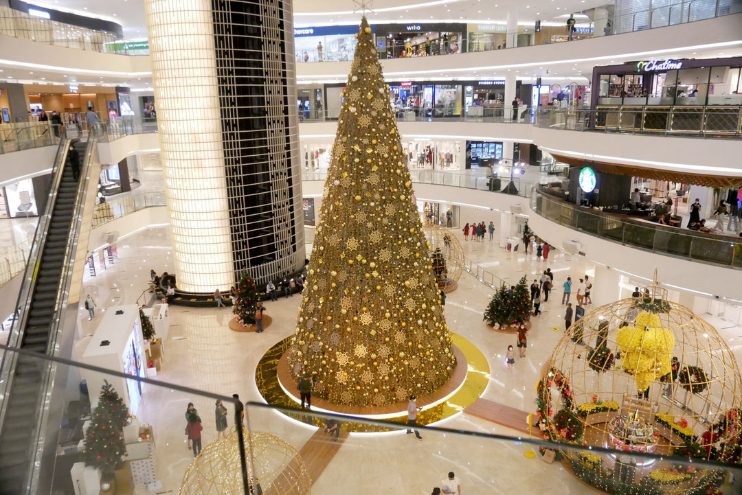 Instalasi pohon raksasa dan ornamen Natal tampak di atrium mal Senayan City, Jakarta, Selasa, 14 Desember 2021. Foto: Ismail Pohan/TrenAsia