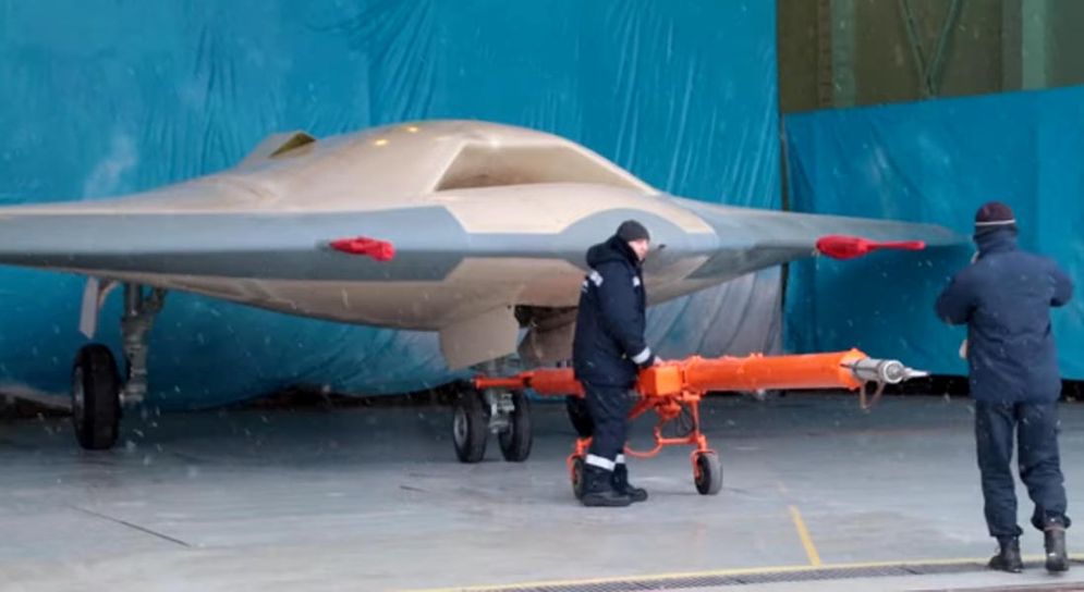 Bokong S-70 Okhotnik Rusia Akhirnya Tak Lagi Telanjang