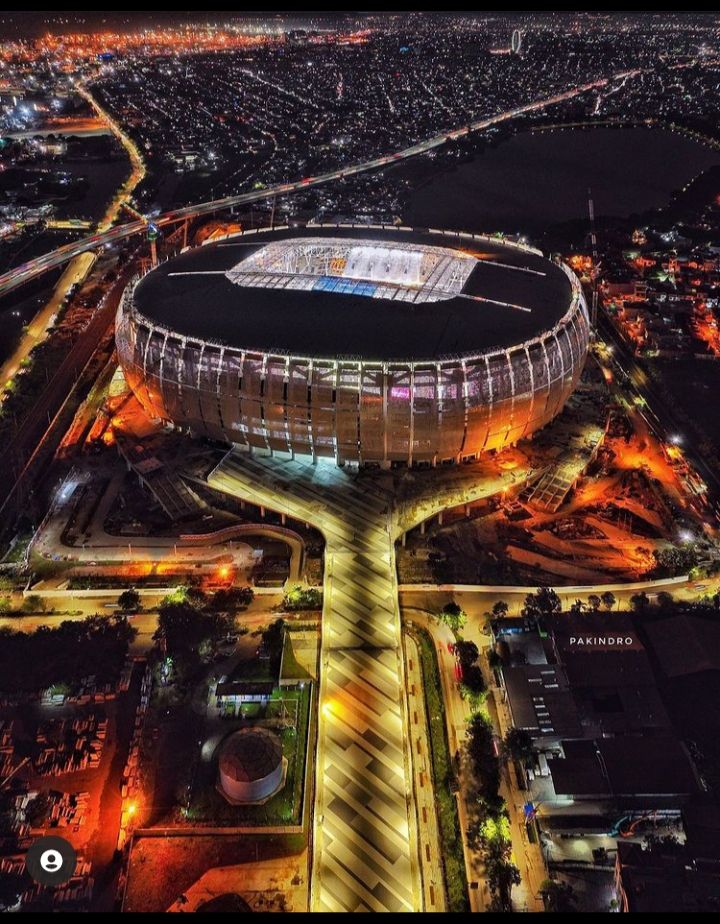 Bangunan Jakarta International Stadium yang nampak dari atas terlihat seperti permen lolipop