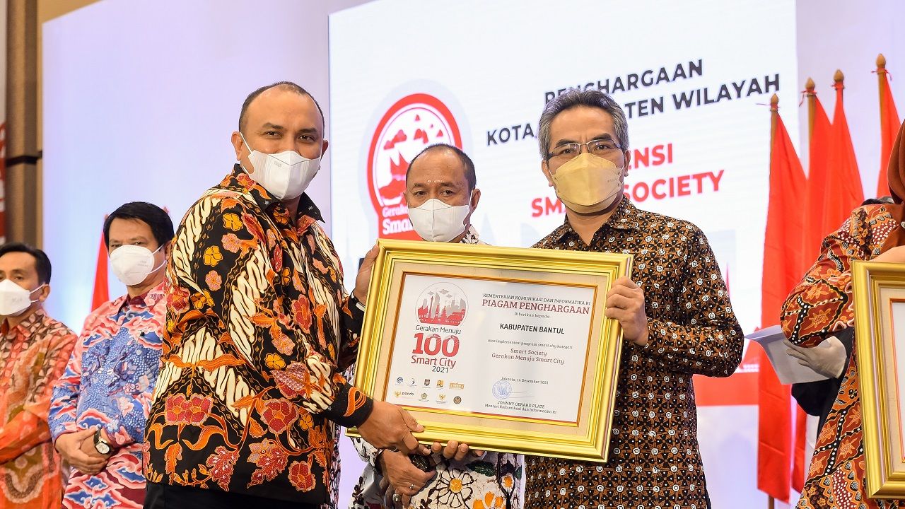 Bupati Bantul Abdul Halim Muslih menerima penghargaan dari Menteri Komunikasi dan Informatika Johnny G. Plate. 