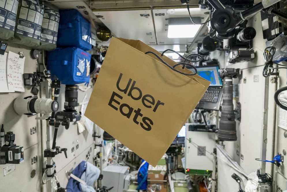 Layanan pesan antar makanan Uber Eats berhasil menyelesaikan tugas antar makanannya ke Stasiun Luar Angkasa Internasional (ISS).  Sumber: Twitter @UberEats