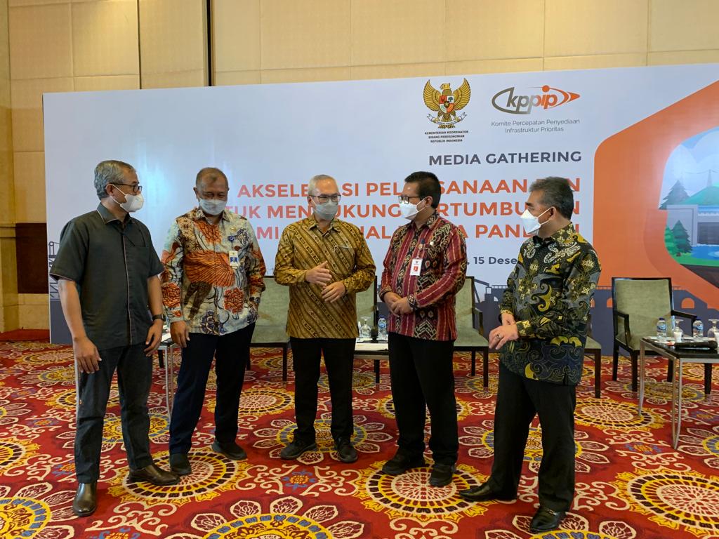 Ketua Tim Pelaksana KPPIP Wahyu Utomo (tengah) bersama Asisten Deputi Kerja Sama Investasi Pemerintah dan Badan Usaha pada Deputi Bidang Koordinasi Investasi dan Pertambangan Kemenko Marves Hari Kusmardianto
(kiri), Kepala Biro Komunikasi dan Informasi Publik Kementerian Perhubungan Hindro Surahmat (kedua kiri), Direktur Perencanaan dan Pengembangan Proyek Infrastruktur Prioritas Nasional Bappenas Taufiq Hidayat Putra
(kedua kanan), dan Direktur Bina Pengadaan dan Pencadangan Tanah Kementerian ATR/BPN Nurhadi Putra (kanan)