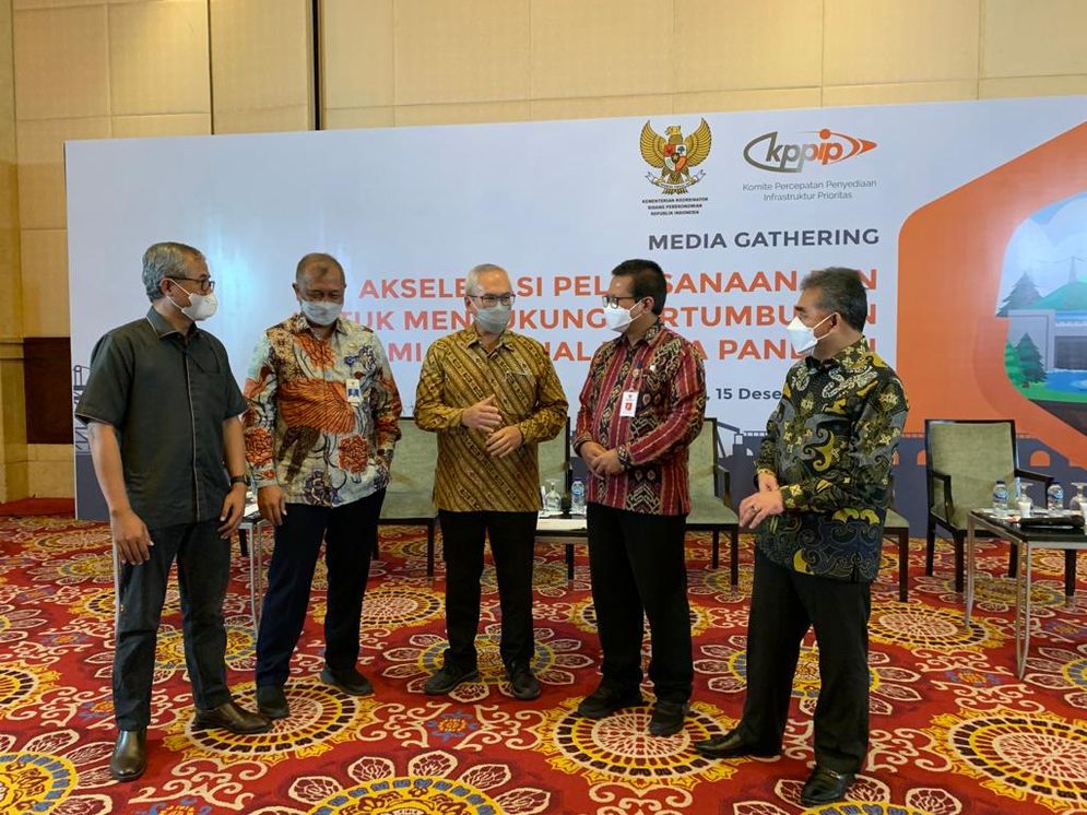 Ketua Tim Pelaksana KPPIP Wahyu Utomo (tengah) bersama Asisten Deputi Kerja Sama Investasi Pemerintah dan Badan Usaha pada Deputi Bidang Koordinasi Investasi dan Pertambangan Kemenko Marves Hari Kusmardianto (kiri), Kepala Biro Komunikasi dan Informasi Publik Kementerian Perhubungan Hindro Surahmat (kedua kiri), Direktur Perencanaan dan Pengembangan Proyek Infrastruktur Prioritas Nasional Bappenas Taufiq Hidayat Putra (kedua kanan), dan Direktur Bina Pengadaan dan Pencadangan Tanah Kementerian ATR/BPN Nurhadi Putra (kanan)