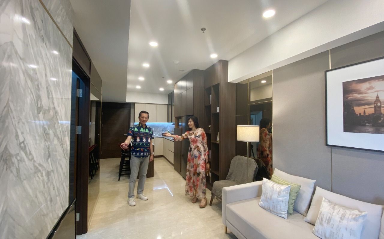 Butomo Tan, pembeli unit apartemen premium, tower Empire di Podomoro City Deli Medan (PCDM) sedang melihat unit contoh premium apartemen tower Empire dengan ditemani Yenti Lokat selaku AVP Marketing PCDM.