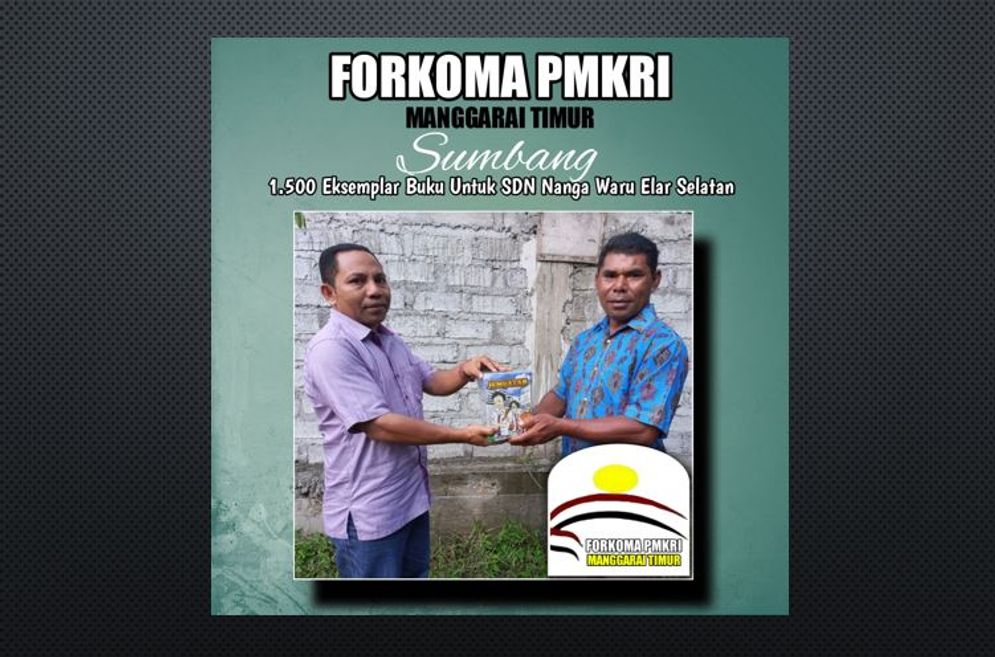 Ketua Forkoma PMKRI Matim, Tino Rani saat menyerahkan buku bantuan kepada Kepala Sekolah SDN Nanga Waru, Tadeus Sakung