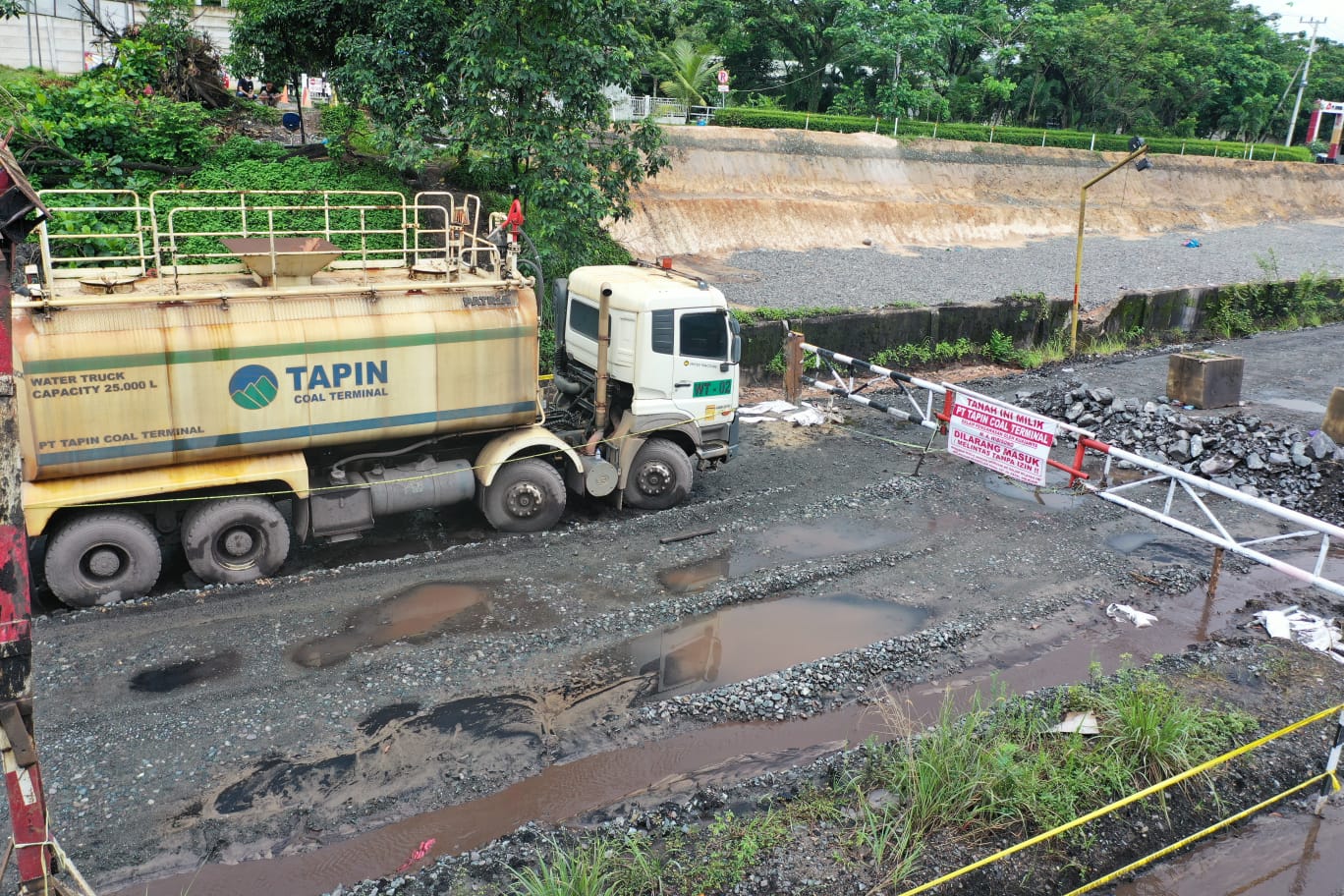 Jalan Hauling milik PT AGM yang diblokade di KM 101 Tapin.