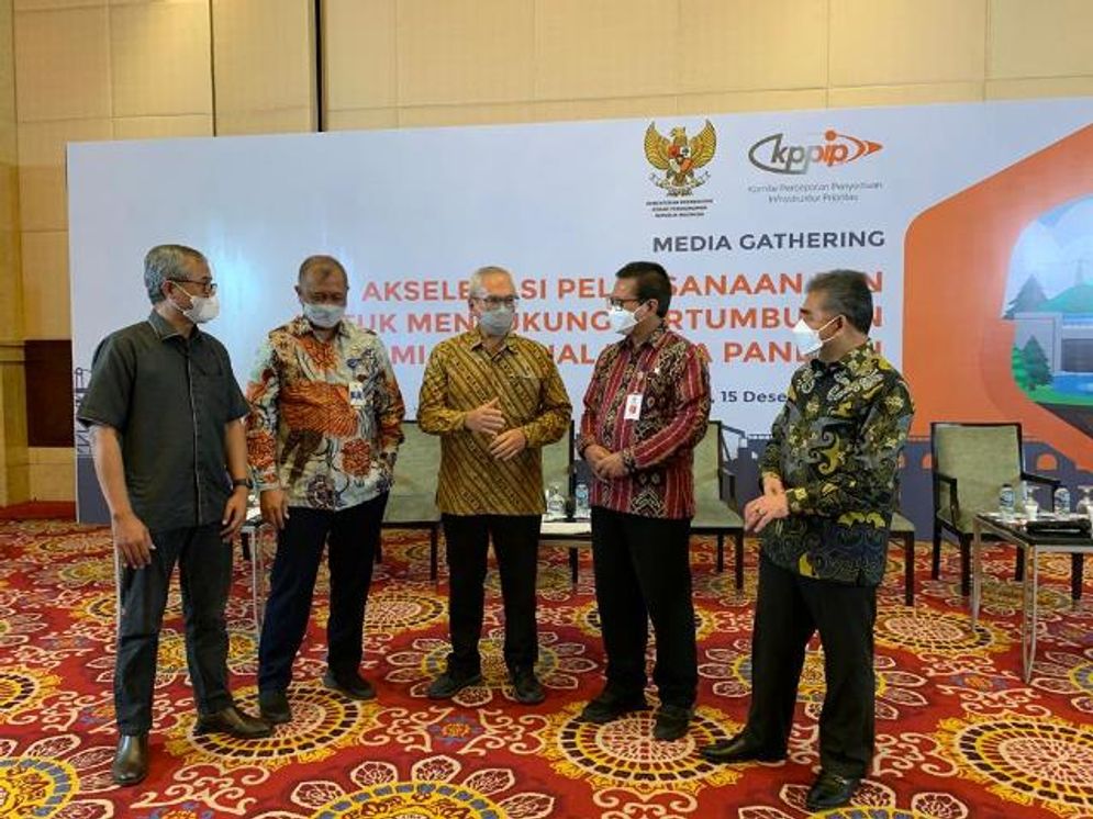 Ketua Tim Pelaksana KPPIP Wahyu Utomo (tengah) saat Media Gathering Kemenko Perekonomian RI : Akselerasi Pelaksanaan PSN untuk Mendukung Pertumbuhan Ekonomi Nasional Pascapandemi, Rabu (15/12).