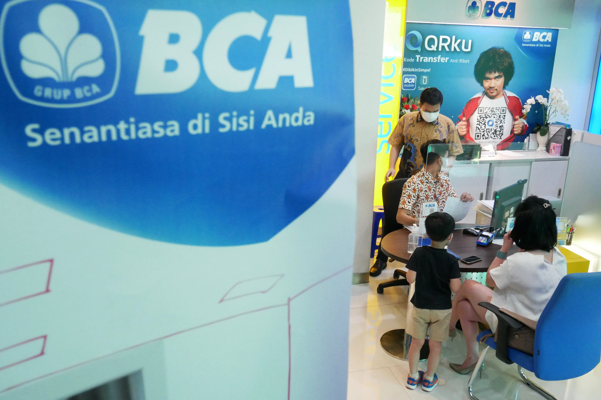 Nasabah melakukan transaksi di counter kantor cabang Bank BCA, Gandaria City, Jakarta, Kamis, 16 Desember 2021. Foto: Ismail Pohan/TrenAsia