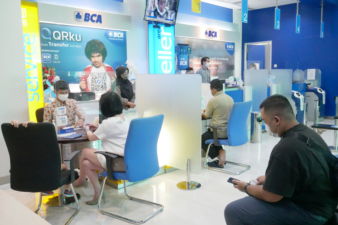 Suasana nasabah melakukan transaksi di counter kantor cabang Bank BCA, Gandaria City, Jakarta, Kamis, 16 Desember 2021. Foto: Ismail Pohan/TrenAsia