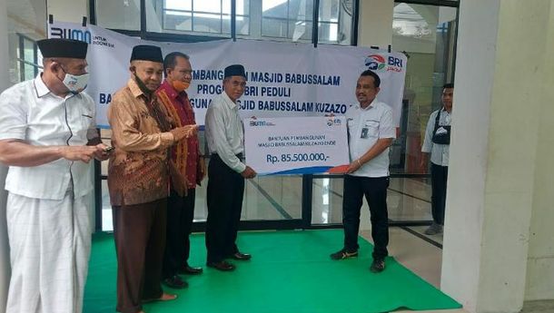 Ulang Tahun Ke-126, BRI Cabang Ende Serahkan CSR untuk Masjid Babussalam Kuzazo, di Kecamatan Ende Utara