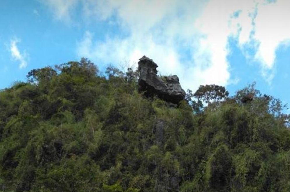 Watu Timbang Raong, di wilayah Kengko-Rego, Desa Rego, Kecamatan Masang Pacar, Kabupaten Manggarai Barat.