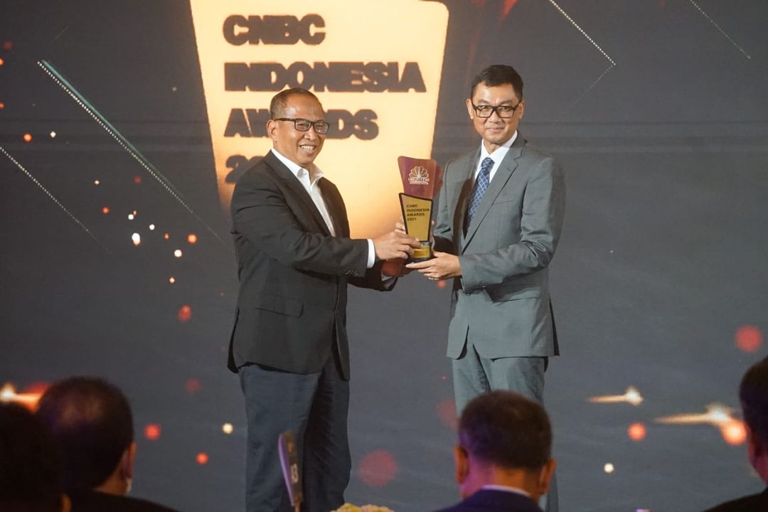 PT PLN (Persero) meraih penghargaan The Best State Owned Enterprise In Nation Building dalam ajang CNBC Indonesia Awards 2021