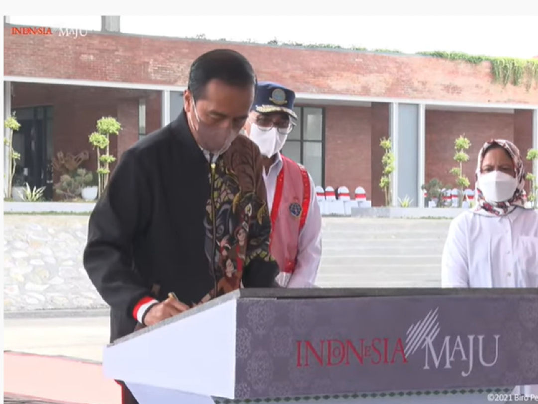 Presiden Joko Widodo meresmikan Bandara Ngloram di Blora, Jumat, 17 Desember 2021.