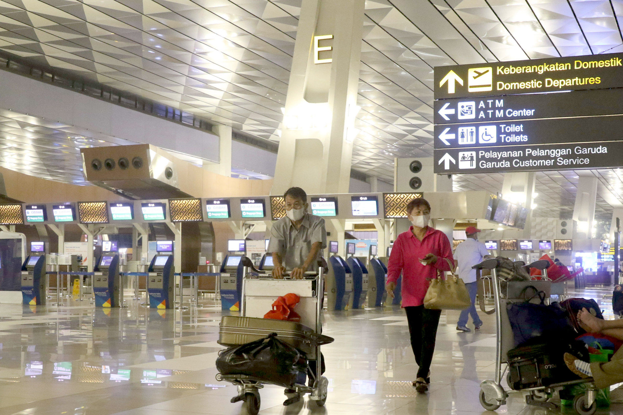 Sejumlah calon penumpang pesawat udara berada di area keberangkatan Terminal 3, Bandara Soetta, Tangerang, Banten, Jum'at, 17 Desember 2021. Foto: Ismail Pohan/TrenAsia
