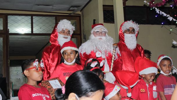 Santa Klaus Bawakan Hadiah untuk Anak-Anak di Flores Timur