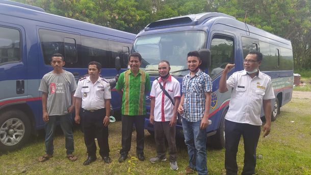 Dishub Matim Serahkan Tiga  Unit Mobil  BUMDes dan KUD di Wilayah Matim