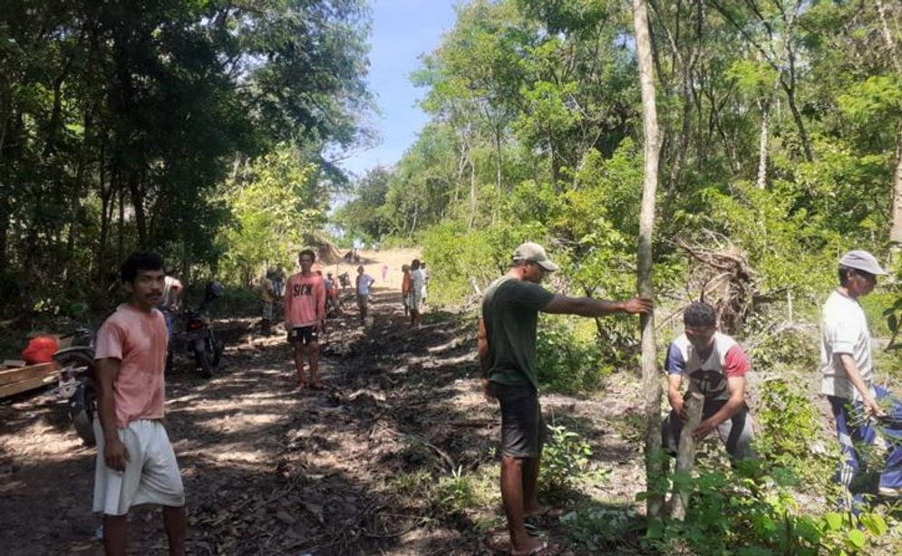 Warga Golo Tanggar bergotong royong bangun jalan sepanjang 300 Meter.