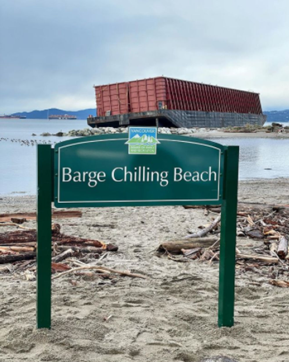 Karena ada kapal terdampar, pantai ini berganti nama jadi "Barge Chilling Beach". Sumber: Instagram @Vanparkboard