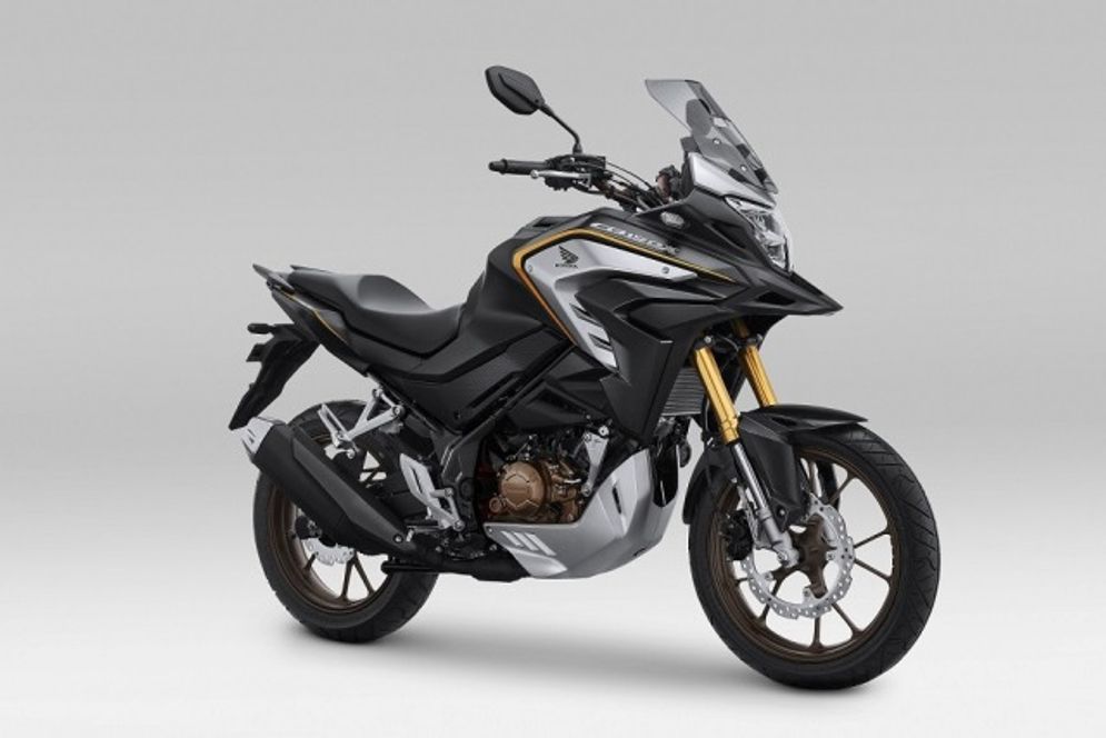 New CB150X hadir dengan desain adventure touring dan tampilan big bike, posisi berkendara yang nyaman, serta beragam fitur canggih yang mampu memberikan performa berkendara yang optimal