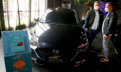 Direktur Mandiri Utama Finance (MUF), Rully Setiawan (kiri) berbincang dengan Marketing Senior Executive Vice President MUF, Yanto Tjia (kanan) disela acara selebrasi komunitas mobil dan motor dalam #MUFMillennials Community Fiesta di Jakarta, Sabtu, 18 Desember 2021. Foto: Ismail Pohan/TrenAsia
