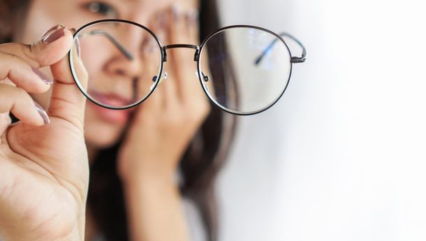 Cara Mencuci Kacamata Agar Lensa Bersih Kinclong Seperti Baru, Jangan Pakai Air Panas