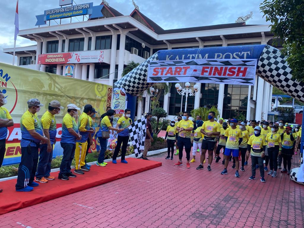 Fun Run to Road Balikpapan 10 Kilometer dibuka langsung Wali Kota Rahmad Mas’ud bersama Kepala DPOP yang disaksikan sejumlah instansi terkait Kota Balikpapan di halaman kantor wali kota, Minggu pagi (19/12/2021)