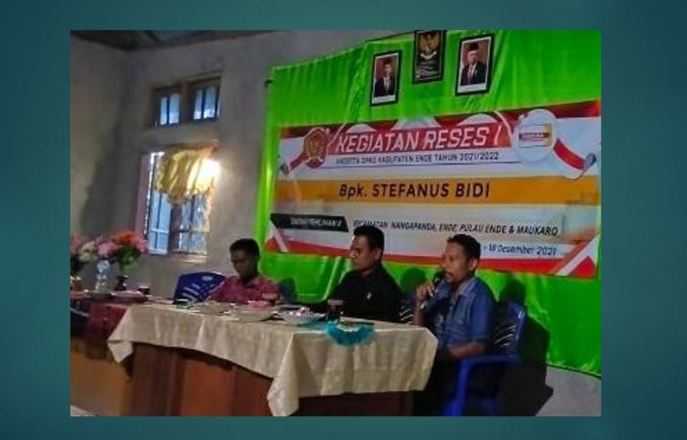 Anggota DPRD Ende dari Partai Hanura, Stefanus Bidi (tengah) saat melakukan Reses di Watumite, Sabtu, 18 Desember 2021.