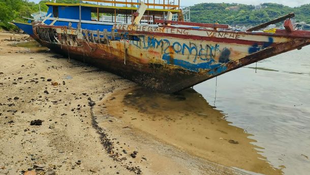 Terkait Bangkai Kapal di Pantai Pulau Bajo, Wisatawan Minta Pemda Mabar Segera Pindahkan