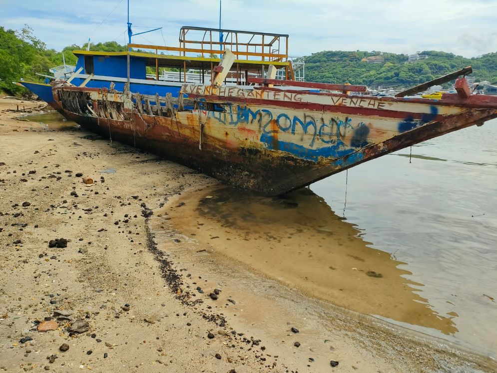 Bangkai kapal yang berada di pantai Pulau Bajo.