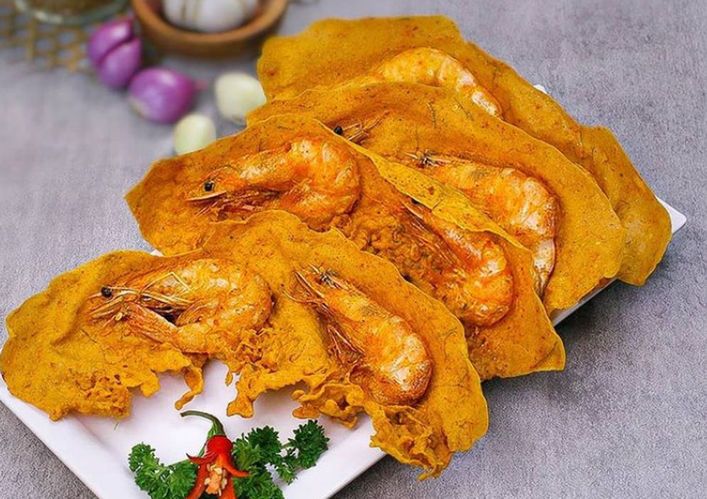 Ide Masak Hari Ini, Bikin Peyek Udang Basah ala Rasasanyange  HARI pertama pekan ini, biar tambah semangat mengisi hari-hari menjelang pergantian tahun. Yuk siapkan beragam masakan untuk disajikan kepada keluarga tercinta.  Kali ini, resep peyek  udang basah ala @rasasanyange cocok untuk kita praktikan.  Rasa yang gurih dan krispi semakin menambah semangat makan siang hari ini pastinya, apalagi masakan udang digemari semua umur ya.  Bahan-bahan: Bahan 1: *200 gram udang, bersihkan dan biarkan tetap ada kulit dan kepalanya *1 lembar daun kunyit, dirajang halus *1 butir telur *250 ml air *1 liter minyak goreng  Bahan 2: * 8 buah cabai keriting * 4 siung bawang putih * 4 butir kemiri * 1 sdt Desaku Ketumbar Bubuk * 1 sdt Desaku Kunyit Bubuk * 1/2 sdt Ladaku Merica Bubuk * 2 lembar daun jeruk * 1 batang serai ambil bagian putih saja dirajang * 1 sdt garan * 100 ml santan sedang kentalnya  Bahan 3 (dicampur rata): * 225 gram tepung beras *  30 gram tepung tapioka *   1 saset desaku bumbu gulai padang  Cara memasak:  - Panaskan minyak dalam wajan - Campur tepung beras dan tepung tapioka lalu aduk dan sisihkan - Blender semua bahan 2 hingga halus, sisihkan - Tambahkan bumbu gulai ke dalam campuran tepung. Tambahkan telur, daun kunyit, bumbu halus dan sedikit air diberikan sedikit-sedikit hingga adonan halus dan licin - Aduk rata adonan tepi wajan lalu beri udang yang sudah dicelupkan dalam adonan sambil sedikit ditekan-tekan ke peyeknya. Ulangi 2-3 kali - Sesekali siram dengan minyak panas sampai peyek terlepas dari wajan. Goreng hingga garing kuning emas, angkat dan tiriskan.  Hidangkan selagi hangat atau bisa juga saat dingin.(*) 