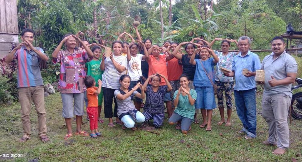 Fasilitator Yayasan Bambu Lestari berfoto bersama usai Rapat Evaluasi Program Pembibitan Tanaman Bambu bersama 17 perempuan pelopor misi 'Penyelamatan Bumi'  di Mbelar-Kobok, Kelurahan Ronggakoe, Kecamatan Kota Komba, Sabtu , 18 Desember 2021.