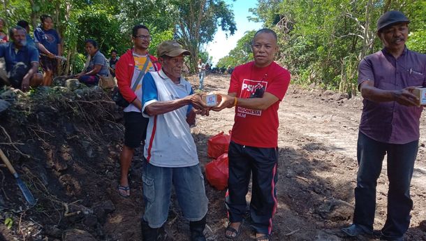 Aksi Peduli  'Partai Solidaritas Indonesia',  Bagikan 100 Rice Box kepada Warga di Desa Iantena, Kabupate Sikka