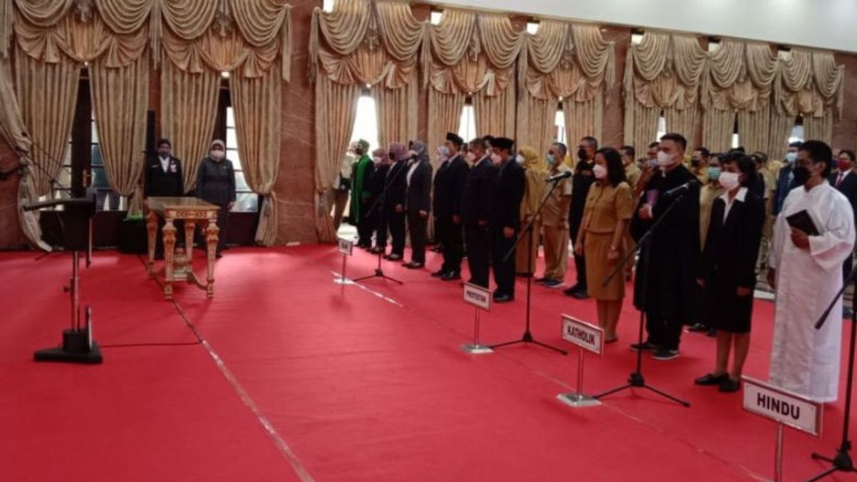 Wali Kota Surabaya Eri Cahyadi saat melantik pejabat baru di lingkungan Pemkot Surabaya
