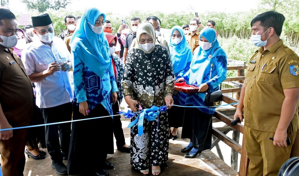 Ketua GPBM Sumut Nawal Lubis meresmikan Kafe Baca di Pantai Sejarahperupuk, Batubara