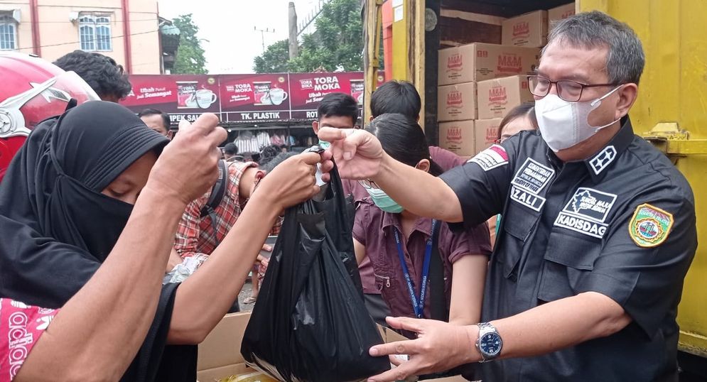 Warga Padati Operasi Pasar Minyak Goreng