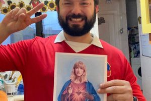 TAYLOR SWIFT WORLD.jpg