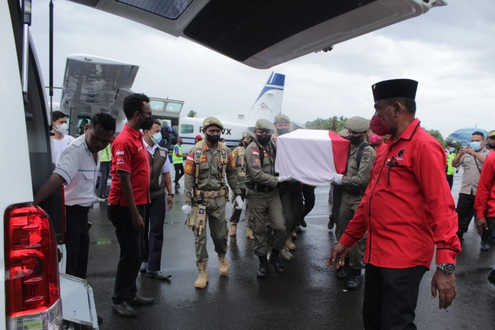 enazah Frans Lebu Raya tiba di Banda Gewayantana, Larantuka, Selasa, 21 Desember 2021, pukul 12.30 WITA