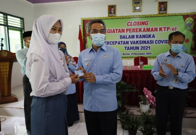 Bupati Bantul Abdul Halim Muslih menyerahkan KTP elektronik kepada siswi SMA di SMA 1 Pleret, Bantul, Selasa (21/12/2021).