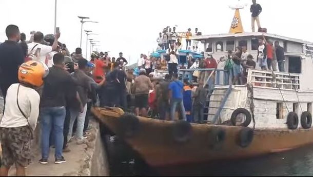 Ribuan Warga Flotim Ratapi Mendiang Frans Lebu Raya Saat Diberangkatkan dari Pelabuhan Larantuka  ke Adonara