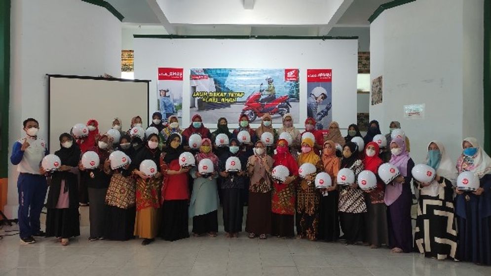 Guna memberikan pemahaman mengenai keselamatan berkendara, Astra Motor Bengkulu memberikan edukasi safety riding bagi ibu wali murid SMKN 1 Kota Bengkulu.