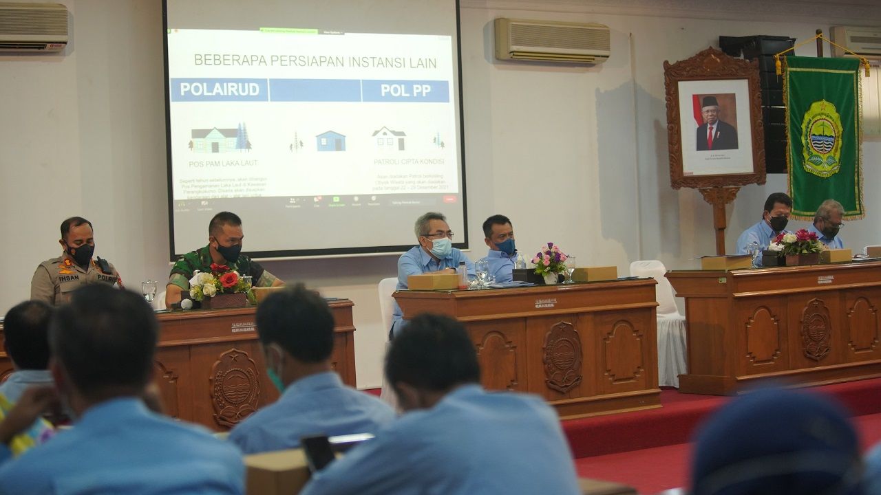 Bupati Bantul Abdul Halim Muslih saat memimpin Rapat Komprehensif Persiapan Natal 2021 dan Tahun Baru 2022 bersama jajaran Forkopimda di Gedung Induk, Komplek Parasamya, serta diikuti oleh seluruh kapanewon se-Kabupaten Bantul secara daring melalui zoom meeting. Selasa (21/12/2021).