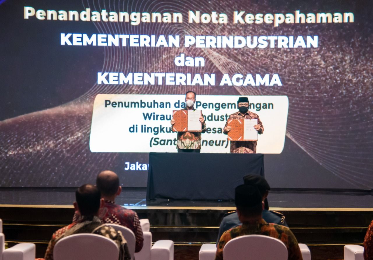 Penandatanganan nota kesepahaman antara Menteri Perindustrian Agus Gumiwang Kartasasmita dengan Menteri Agama Yaqut Cholil Qoumas