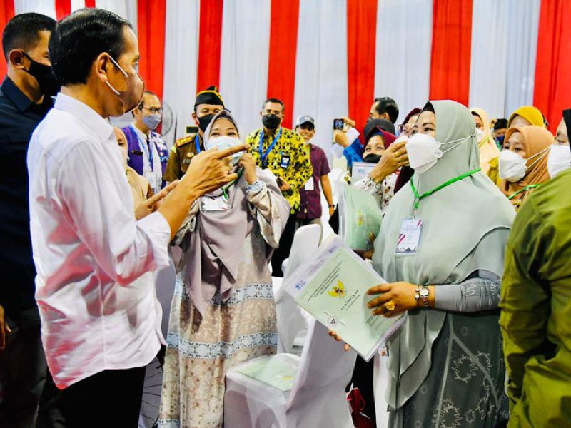 Presiden Joko Widodo menyerahkan sertifikat tanah kepada masyarakat Kabupaten Bulungan dan Kota Tarakan di Provinsi Kalimantan Utara, Selasa, 21 Desember 2021.