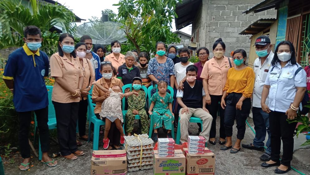 Para Ibu Dharma Wanita Persatuan Kabupaten Sikka berfoto bersama kaum difabel Sinar Mulia Wairotang, Rabu, 22 Desember 2021.