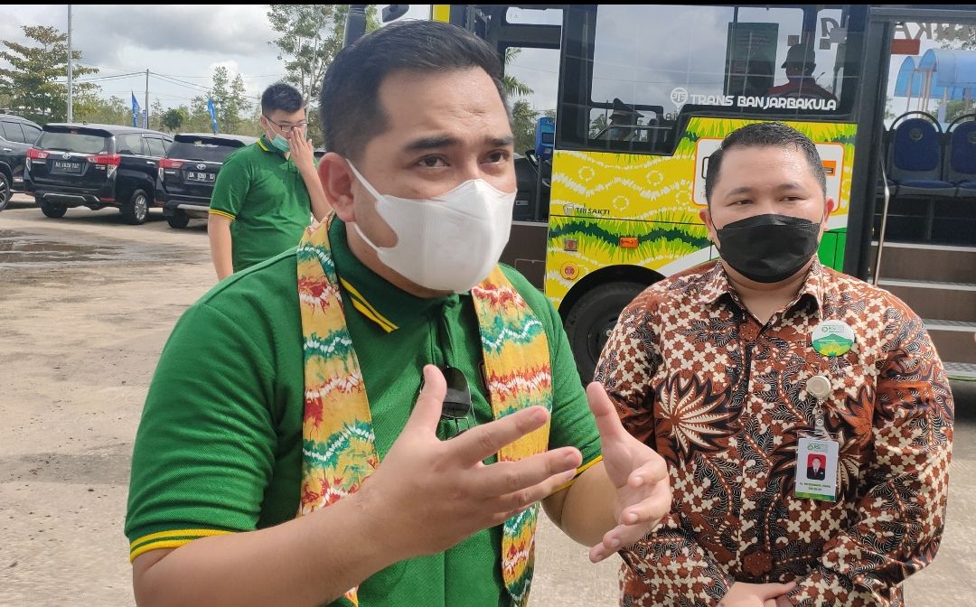Anggota DPR RI HM Rifqinizamy Karsayuda saat diwawancarai awak media, seusai peluncuran bus BTS Trans Banjarbakula.