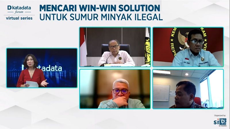 Webinar Katadata Forum Virtual Series 'Mencari Win-Win Solution untuk Sumur Minyak Ilegal', Selasa (21/12/2021).