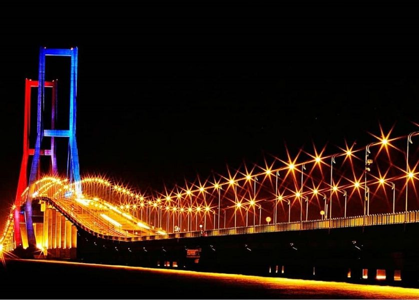 Jembatan Suramadu yang menghubungkan Pulau Jawa di Surabaya dengan Pulau Madura di Bangkalan / Facebook Khofifah Indar Parawansa