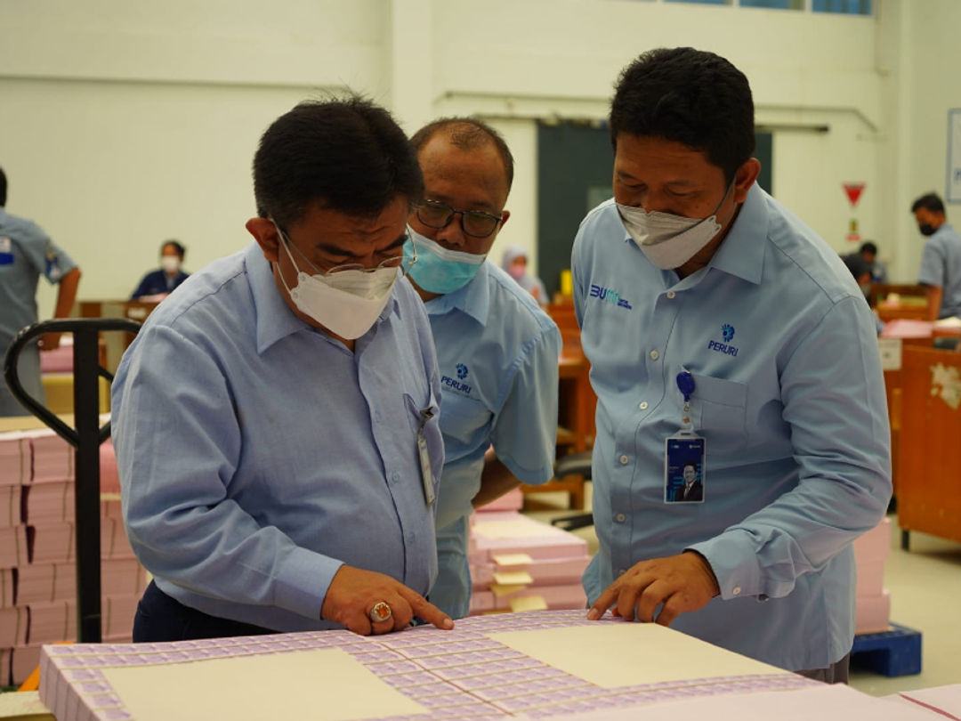 Direktur Teknis dan Fasilitas Cukai Direktorat Bea Cukai Kementerian Keuangan Nirwala Dwi Heryanto melakukan kunjungan ke kantor Perum Peruri sebagai produsen pita cukai hasil tembakau dan minuman etil alkohol, Rabu, 22 Desember 2021.