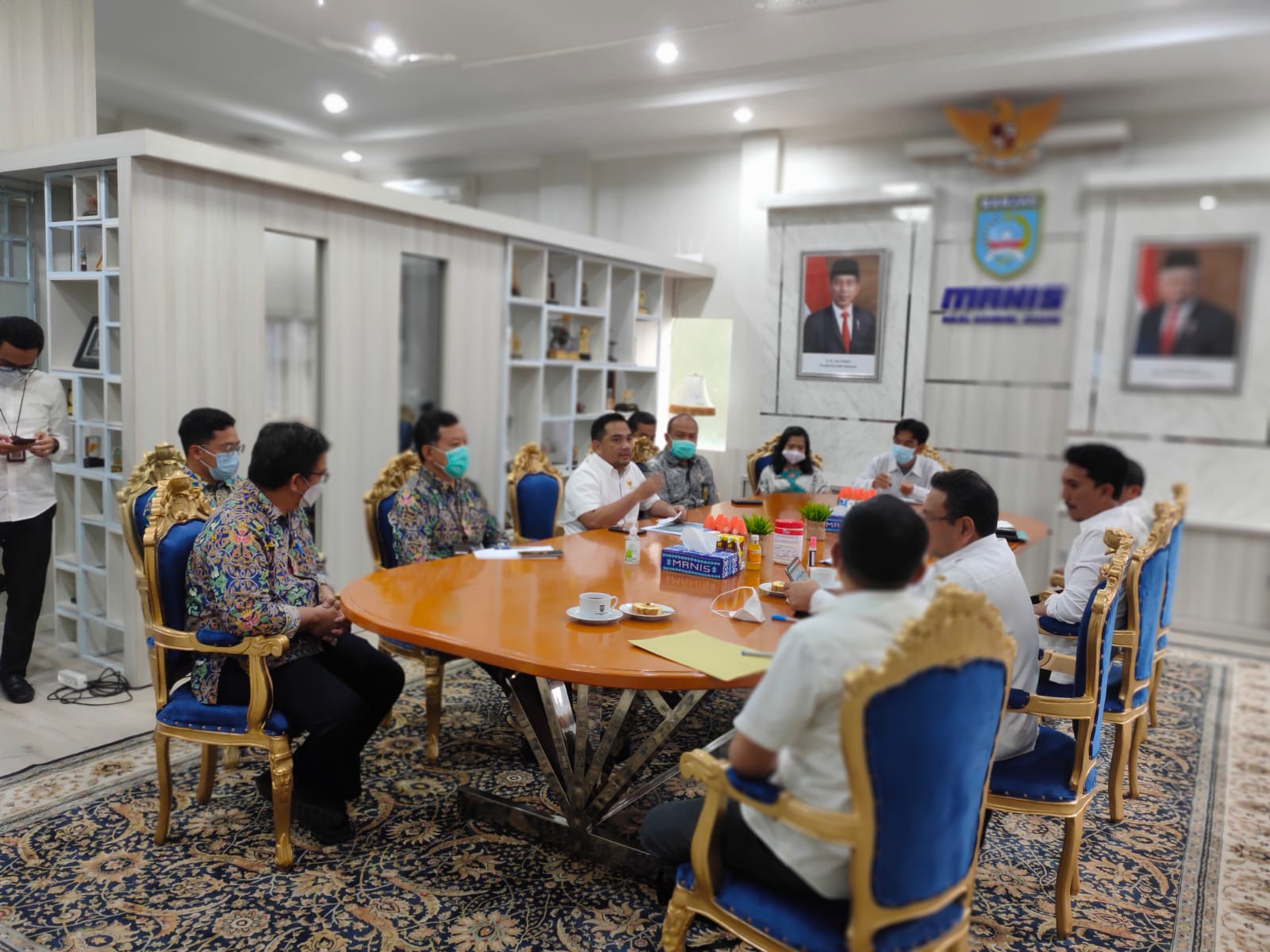 Bupati Kabupaten Banjar Saidi Mansyur, Sekretaris daerah Mokhamad Hilman, Balai Wilayah Sungai Kalimantan III, dan anggota DPR RI HM Rifqinizamy Karsayuda berdiskusi dan bertukar pendapat perihal pembangunan bendungan Riam Kiwa, di Setda Kab Banjar.